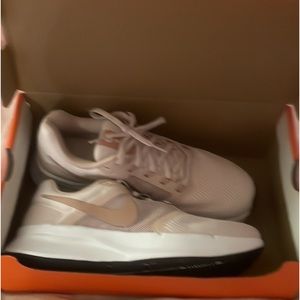 Women's 9.5 pink nike shoes